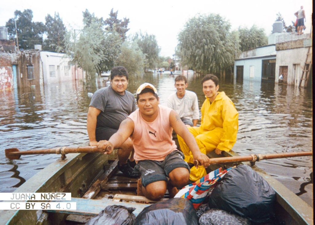 Varones sobre una canoa entregando donaciones