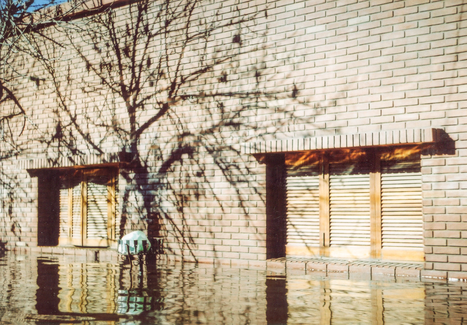 Fachada de una casa con el agua a la altura de las ventanas