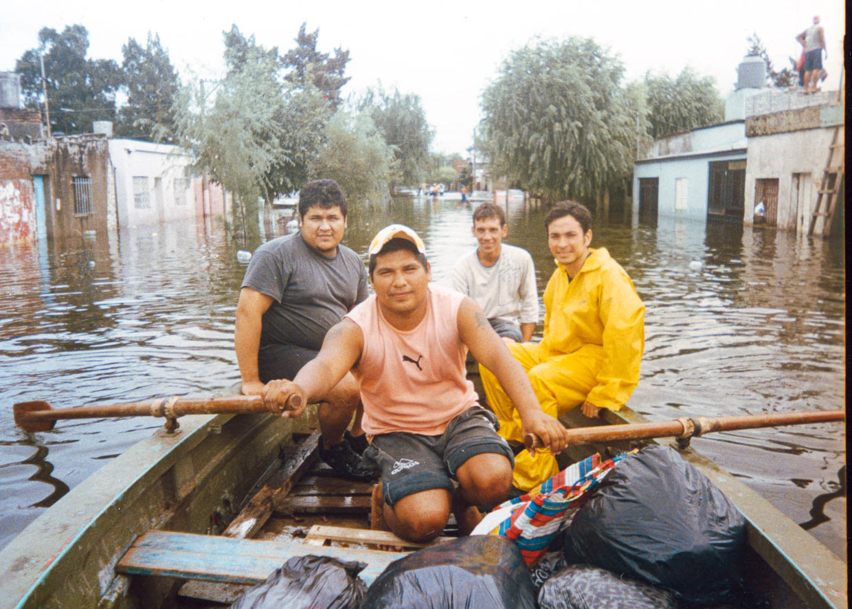Varones sobre una canoa entregando provisiones