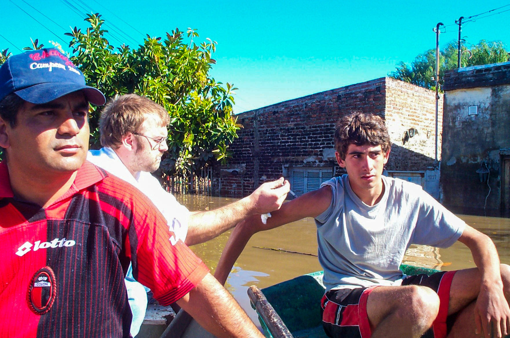Personal de salud realizando vacunaciones sobre canoas en barrio Chalet