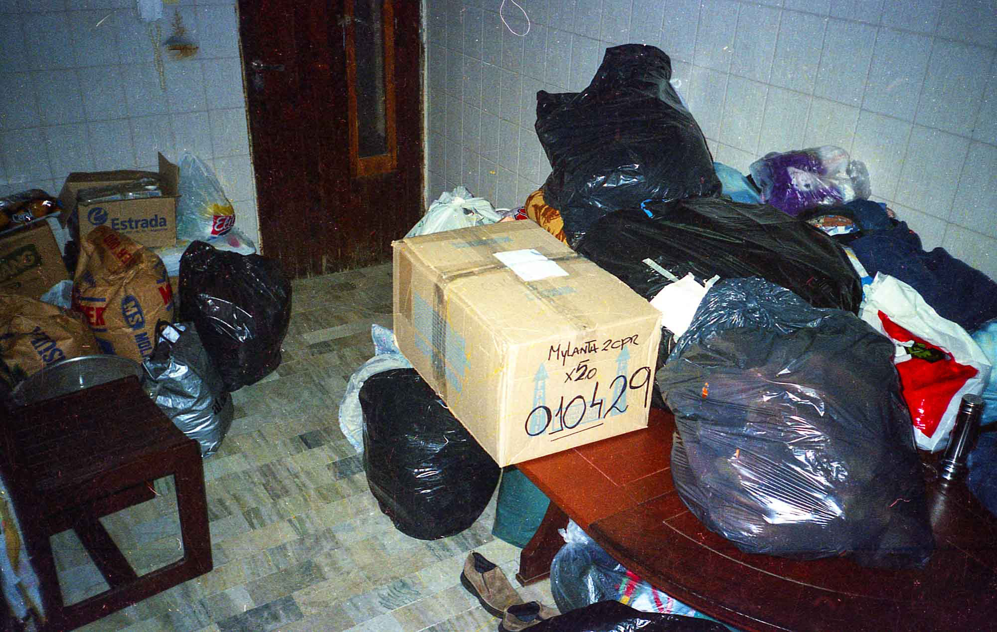 Bolsas de consorcio repletas de donaciones, cajas embaladas, bolsas de harina y alimentos