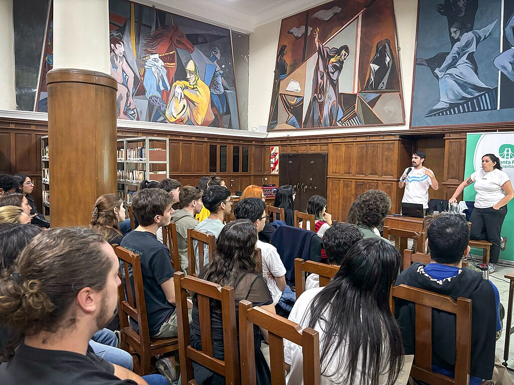 This image has an empty alt attribute; its file name is 1024px-Conversatorio_Muestra_La_Memoria_que_Insiste_05.jpg